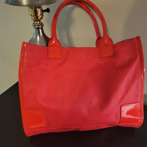 Tory Burch Red Shoulder Bag with Circular Emblem - Picture 3 of 9